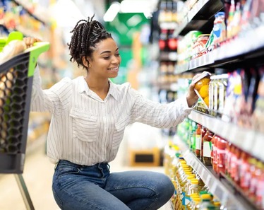 Cliente souriante faisant ses courses au supermarché